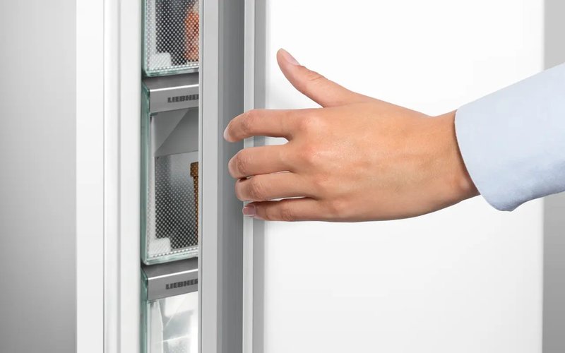 Liebherr FNA 6625 — EasyOpen