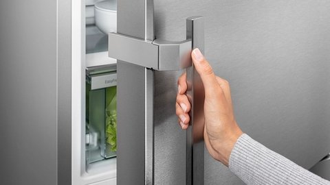 Liebherr FNB 465i — Tyčové madlo (s integrovanou mechanikou otvárania)