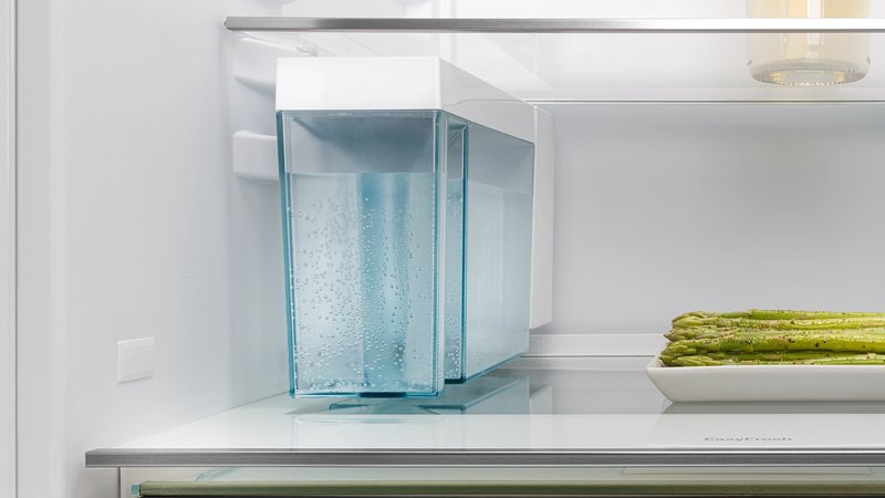 Liebherr ICND 5133 — IceMaker s nádržkou na vodu