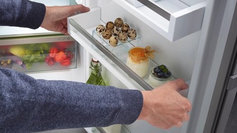 Liebherr RSDCI 1620 — Výškovo nastaviteľné odkladacie poličky vo dverách