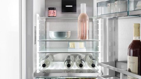 Liebherr SRBDD 5220 — Výškovo nastaviteľné odkladacie priečinky vo dverách