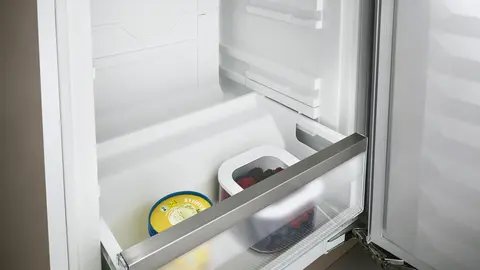 Liebherr SUFC 3703 — Integrované koľajničky pre zásuvky mrazničky