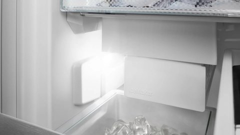 Liebherr SWNSTD 529i — LED osvetlenie výrobníka ľadu IceMaker