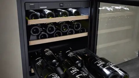 Liebherr UWGB 3631 — Kovová polička s dreveným čelom