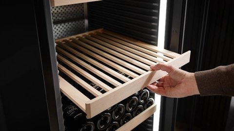 Liebherr WPBL 4201 — Drevená polička, výškovo nastaviteľná