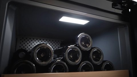 Liebherr WPBL 4201 — Stropné LED osvetlenie