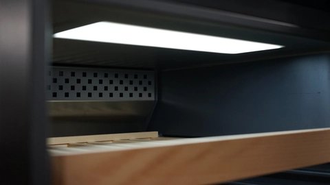 Liebherr WPGBI 7483 — Prezentačné osvetlenie