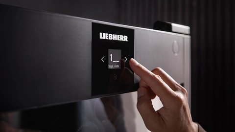 Liebherr WPGBI 7483 — Zámok displeja s bezpečnostným kódom