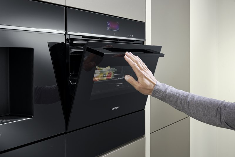 Siemens CE732GXB1 — softClose: tiché a jemné zatváranie dvierok mikrovlnnej rúry.