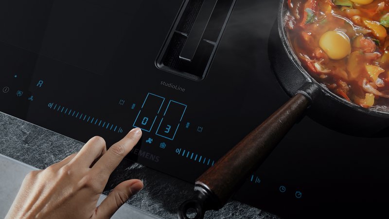 Siemens ED811BS16E — touchControl: nastavenie varných zón a ďalších funkcií dotykom.