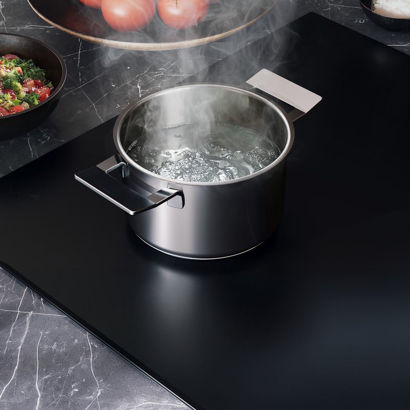 Siemens ET675FNP1E — powerBoost – rýchlejší ohrev a až o 20 % vyšší výkon v porovnaní s elektrickými varnými doskami.