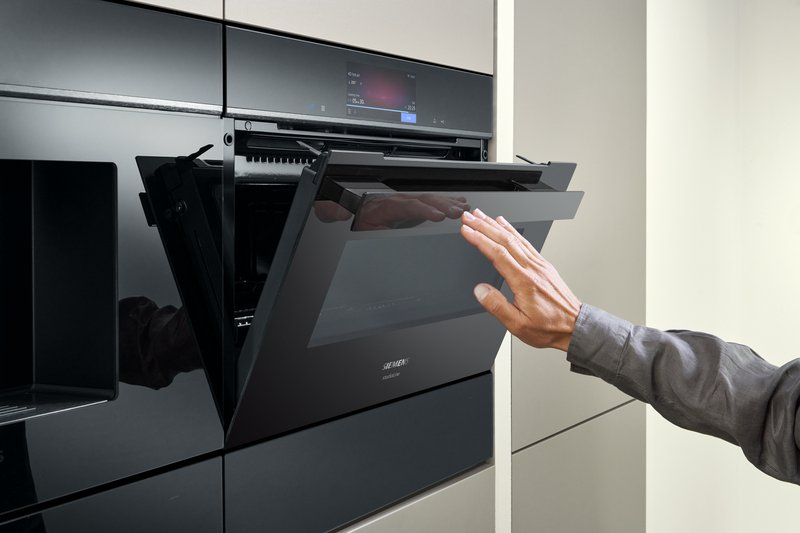 Siemens HB776G1B1 — softMove: jemné otváranie a zatváranie dvierok rúry.