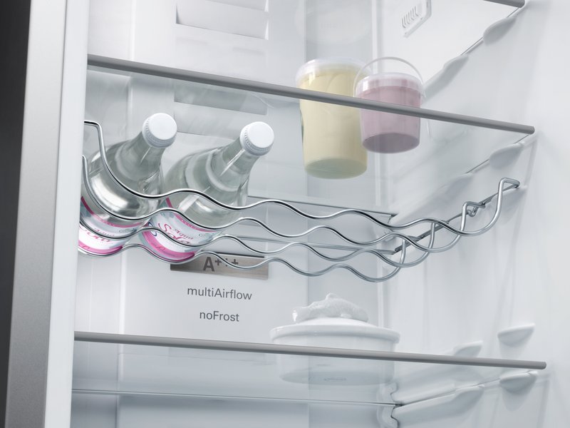 Siemens KB96NADD0 — bottleRack: skladujte svoje fľaše bezpečne a majte ich vždy poruke.