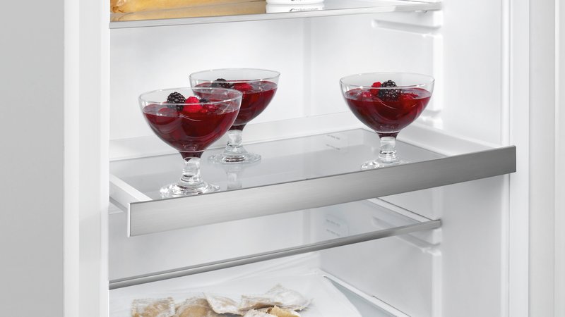 Siemens KU22LADD0 — Extra odolné bezpečnostné sklo s jednoduchou údržbou: poličky z bezpečnostného skla.