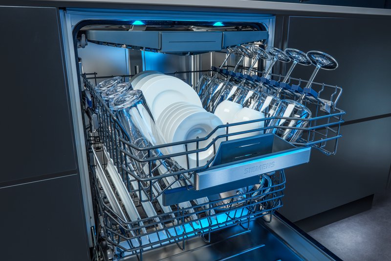 Siemens SR55ZS10ME — emotionLight – pútavé osvetlenie interiéru umývačky riadu v upokojujúcej modrej farbe.